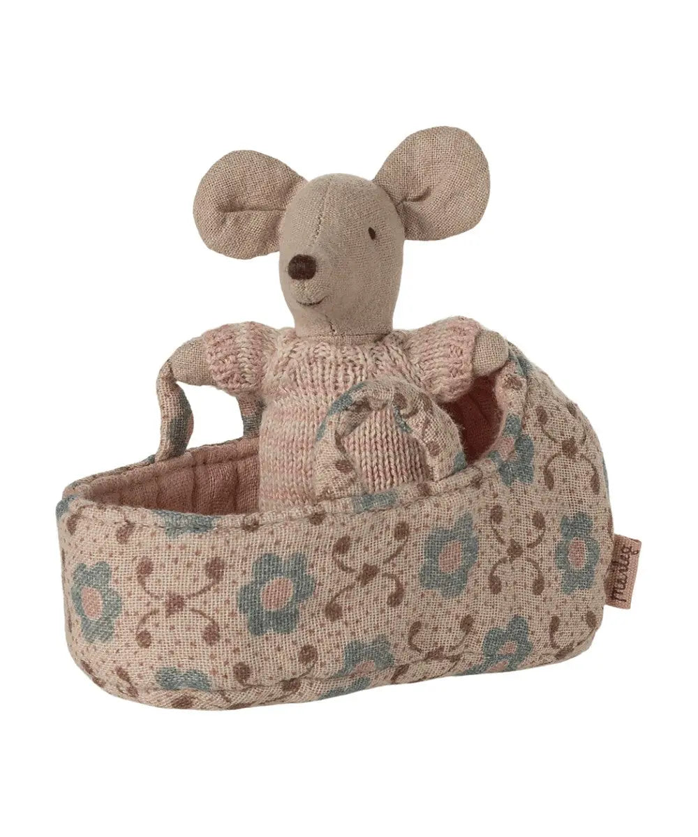 Souris Bébé dans son Couffin Rose de la marque Maileg sur fond blanc