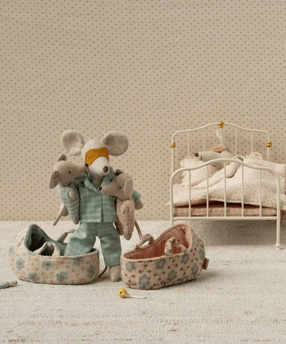Souris Bébé dans son Couffin Rose de la marque Maileg dans une chambre