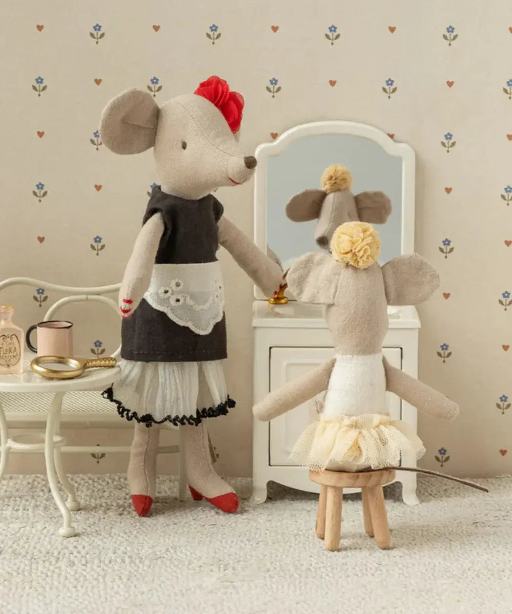 Maman souris gouvernante Maileg en tissu avec sa tenue rétro et son tablier.