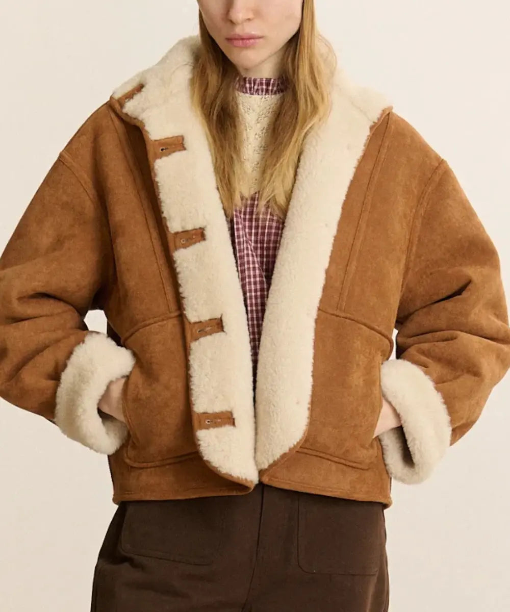 Manteau bomber fourre femme avec col montant et fermeture boutonnee.
