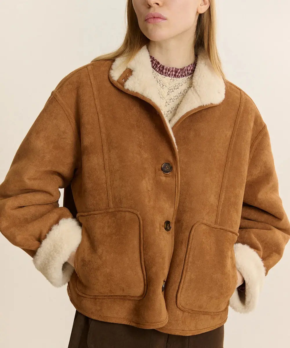 Manteau bomber fourre femme avec col montant et fermeture boutonnee.