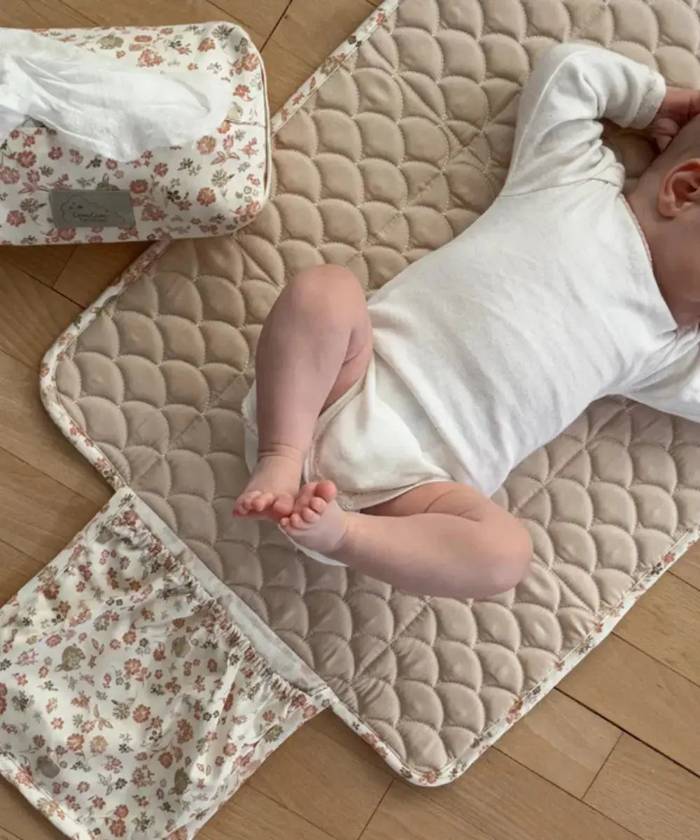 Bébé installé sur le matelas à langer nomade Augusta de la marque CamCam Copenhagen