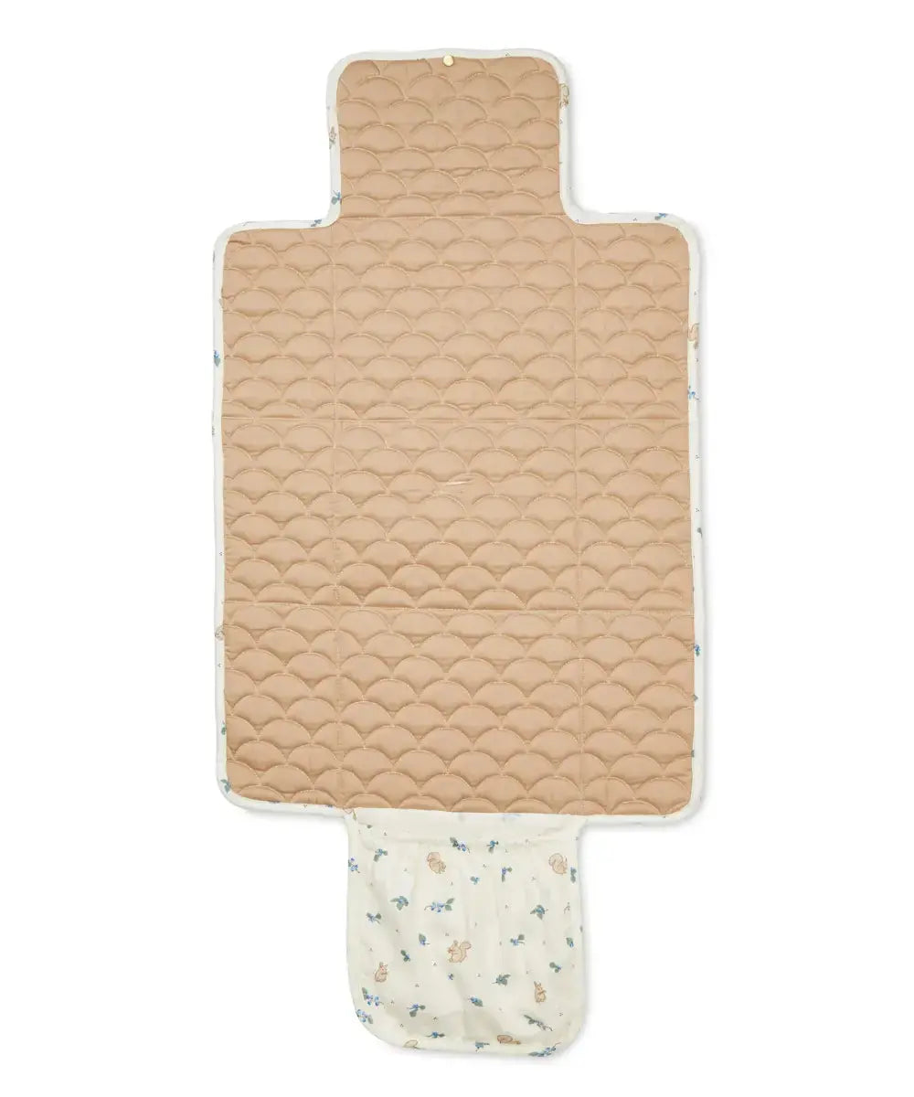 Matelas à langer nomade Blueberries de CamCam Copenhagen déplié sur un fond blanc