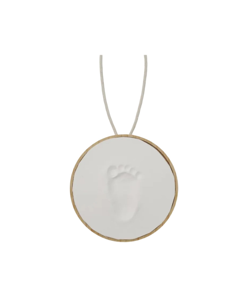 Médaillon empreinte bois Petit Artichaut avec empreinte de pied sur fond blanc