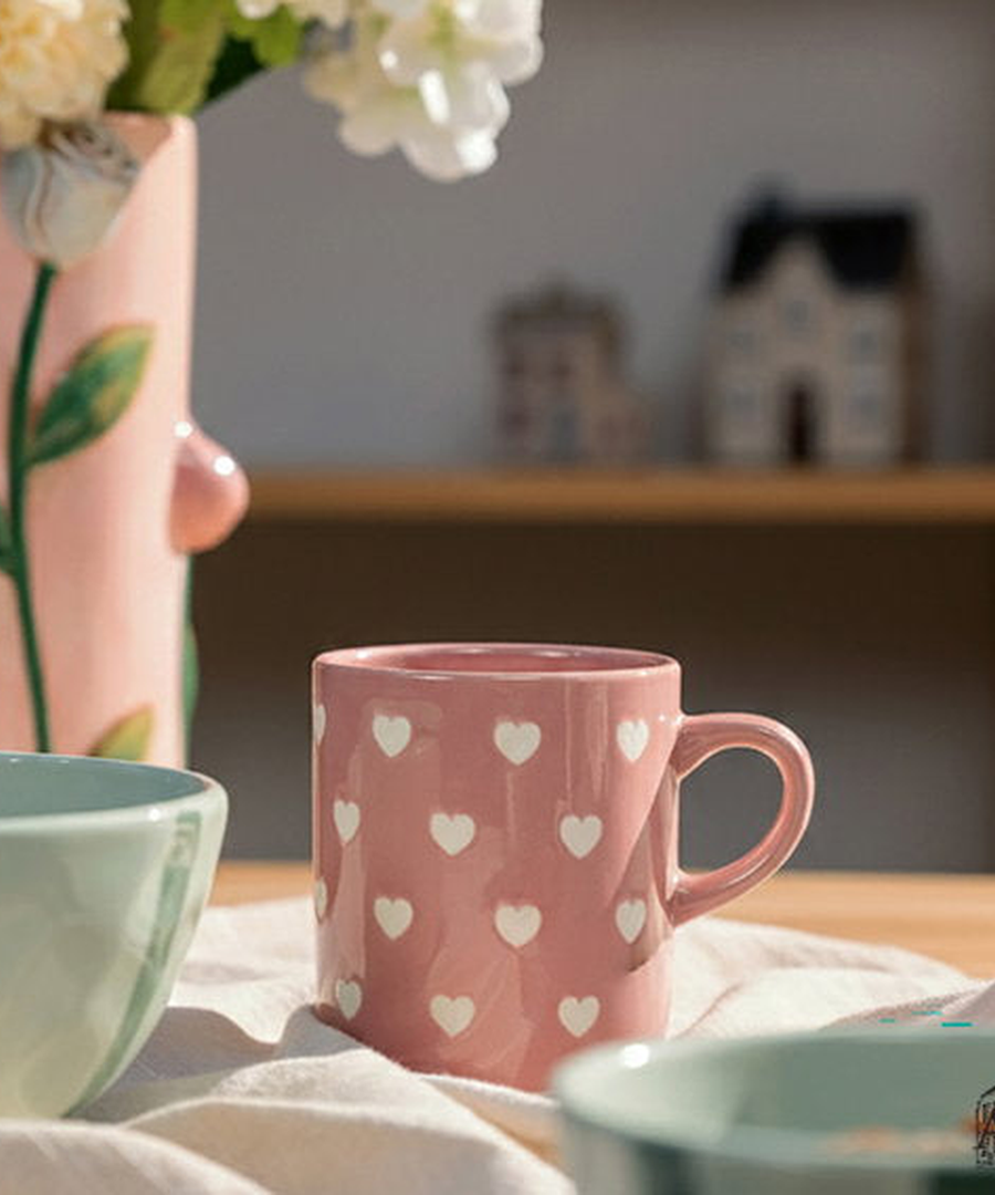 Mug Summer Heart rose à cœurs blancs parmi la vaisselle