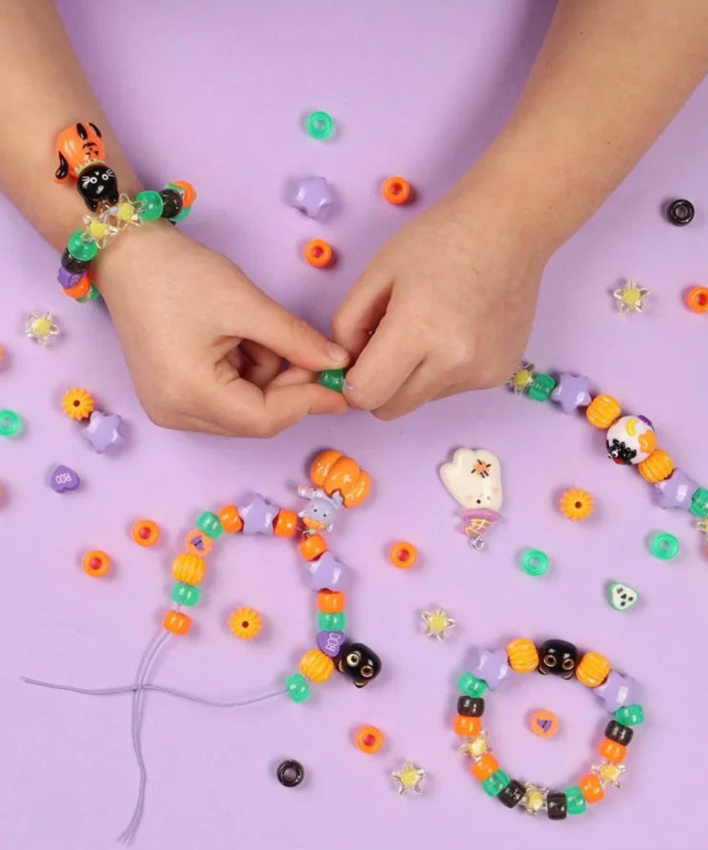 Gros plan en situation de Mes premiers bijoux - halloween de la marque Auzou
