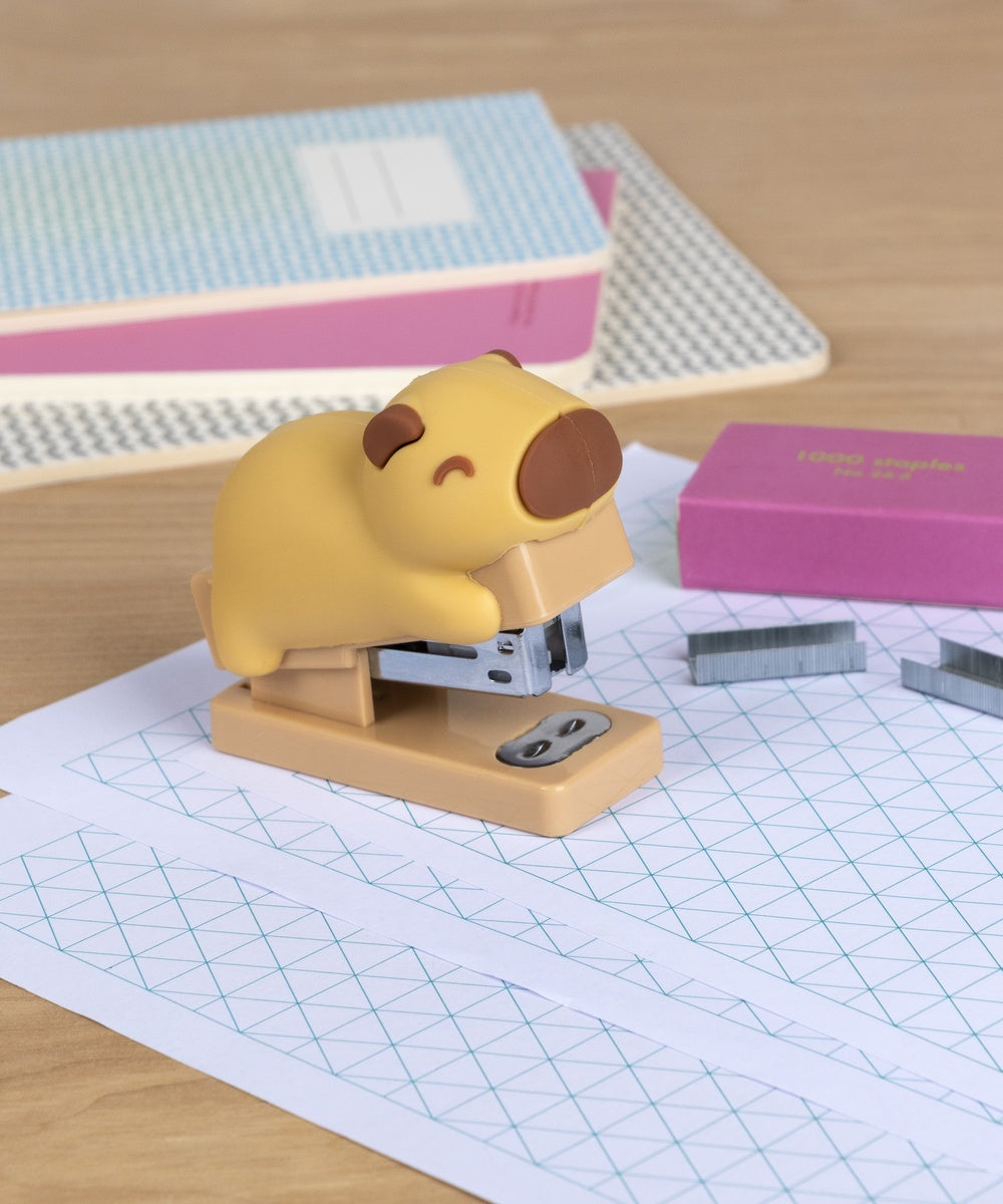Mini agrafeuse Capybara Rex London sur un bureau