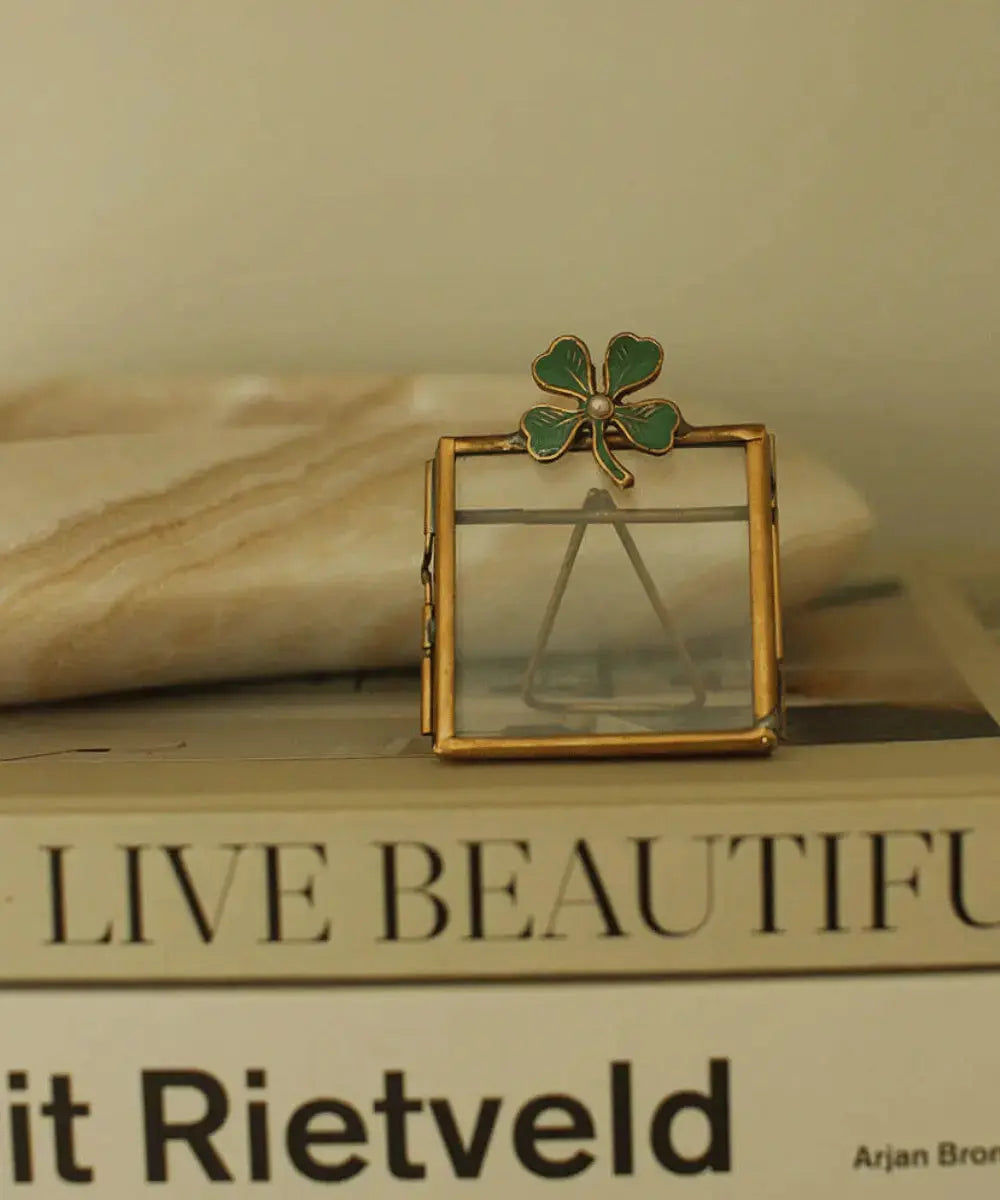 Mini cadre photo à poser Lucky Trèfle posé sur des livres