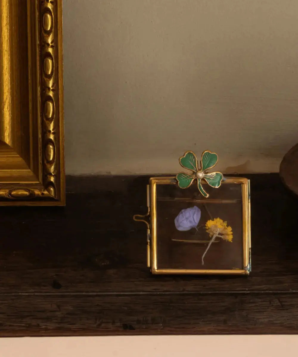 Photo du mini cadre Lucky Trèfle de Doing Goods posé sur une étagère