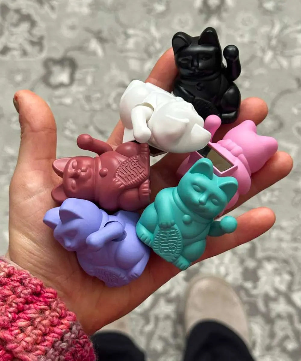 Mini chat porte bonheur japonais Maneki neko blanc solaire de la marque Donkey Products