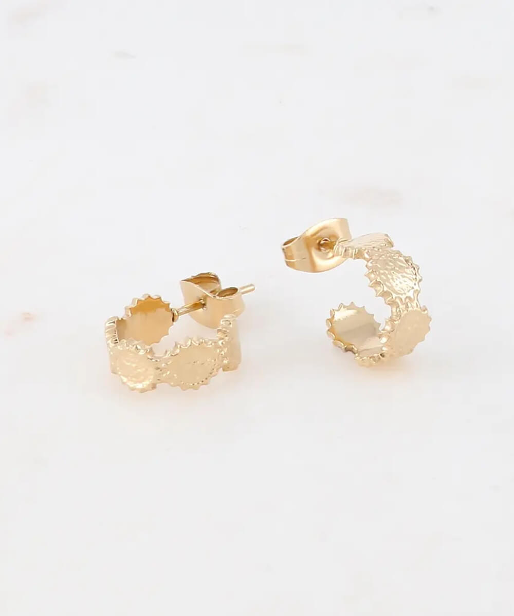 Mini créoles Pastilles dorées 12 mm, sélection Merci Léonie, sur fond clair