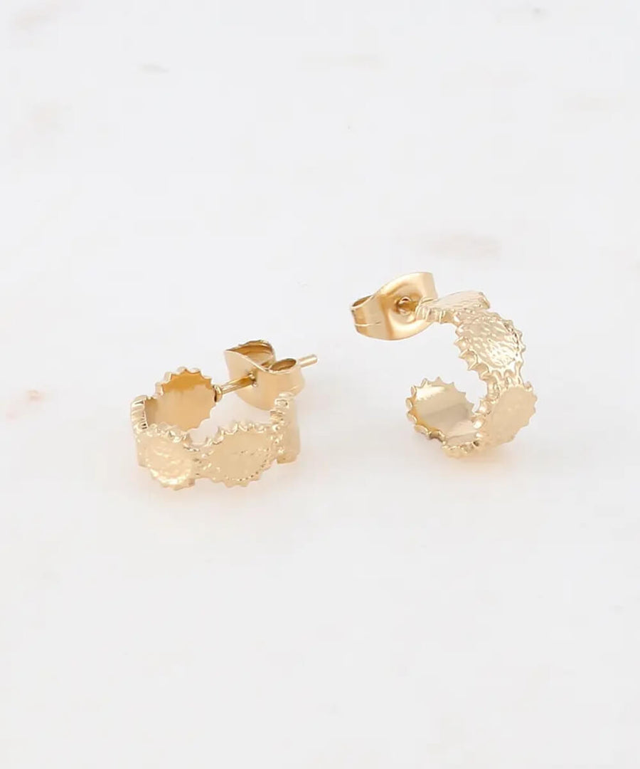 Mini créoles Pastilles dorées 12 mm, sélection Merci Léonie, sur fond clair