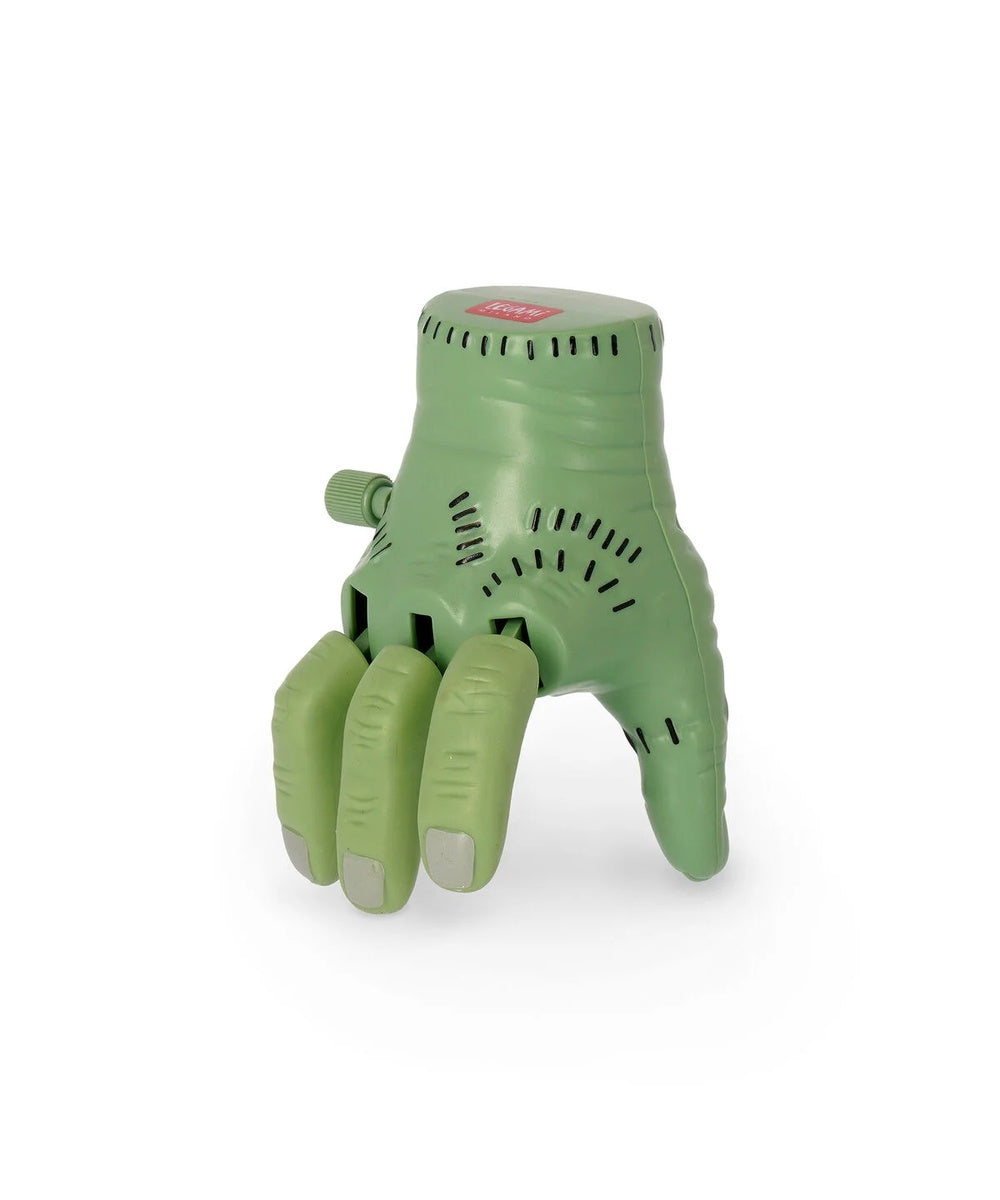 Mini main de zombie à remonter the mini walking hand de Legami : gadget halloween rigolo qui rampe.