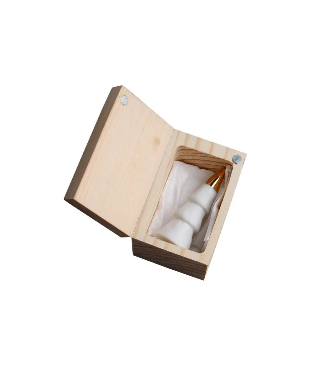 Petit sapin en porcelaine blanche rader dans sa boite en bois naturel deco noel.