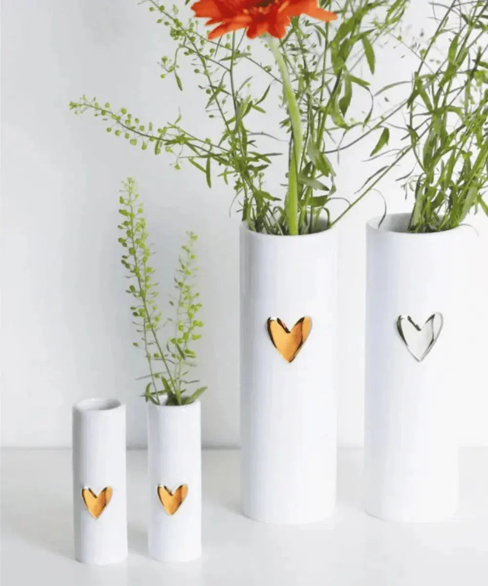 Photo en situation du set de minis vases coeurs dorés de la marque Räder