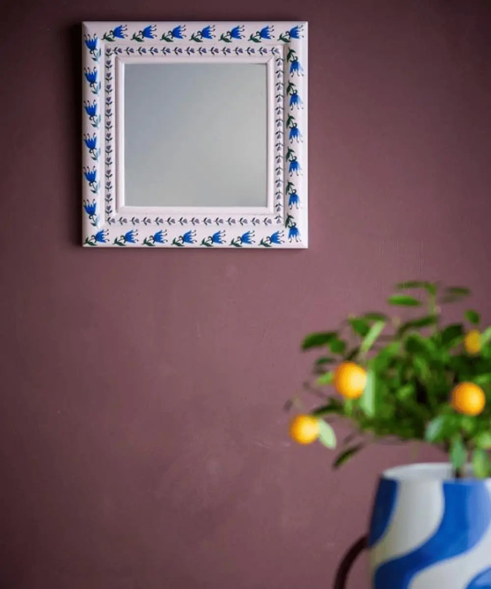 Vue du miroir Badia de Bloomingville sur un mur coloré