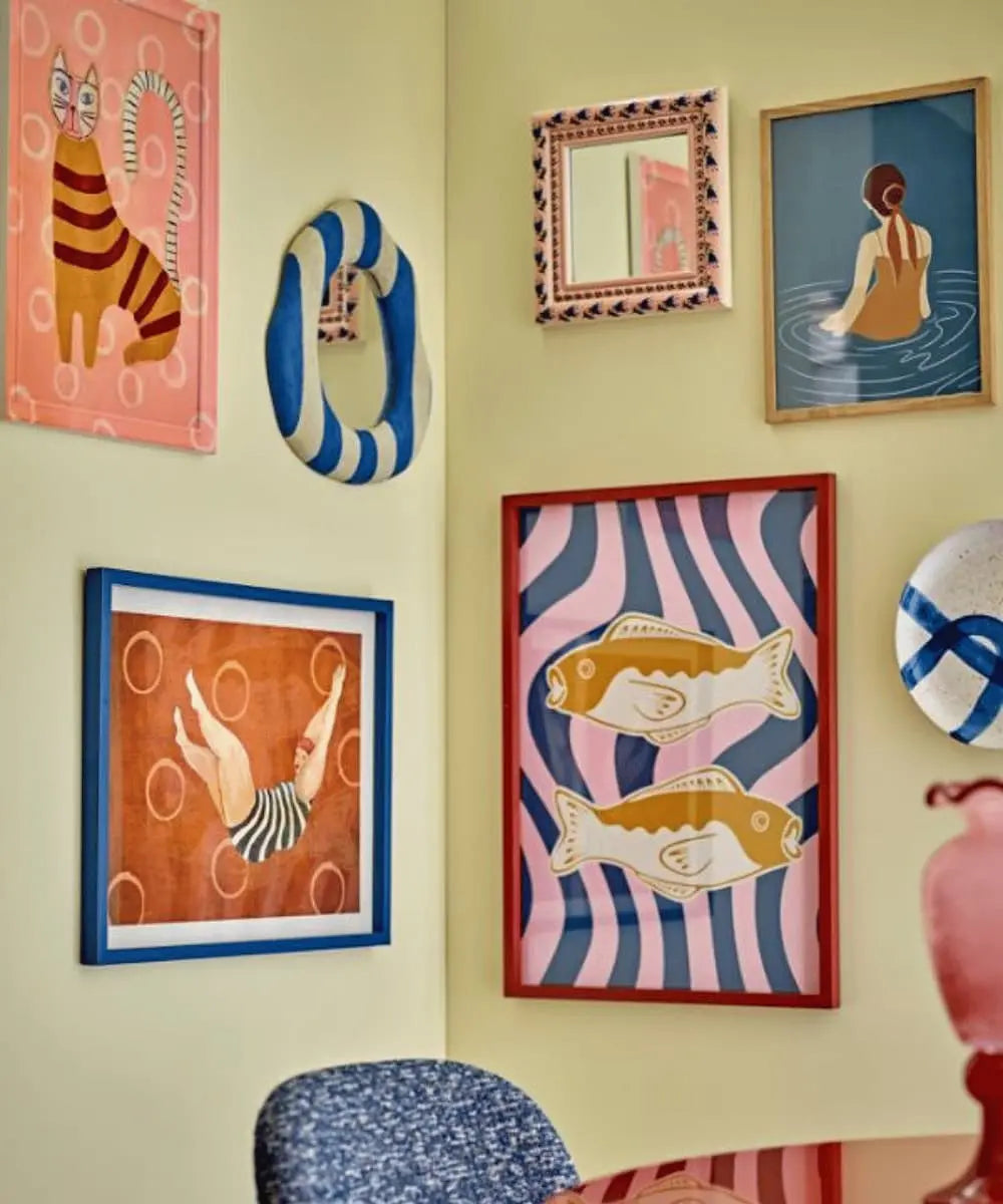 Vue du miroir Badia de Bloomingville installé à côté de différentes décorations colorées
