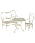 Mobilier de jardin miniature de Maileg sur fond blanc