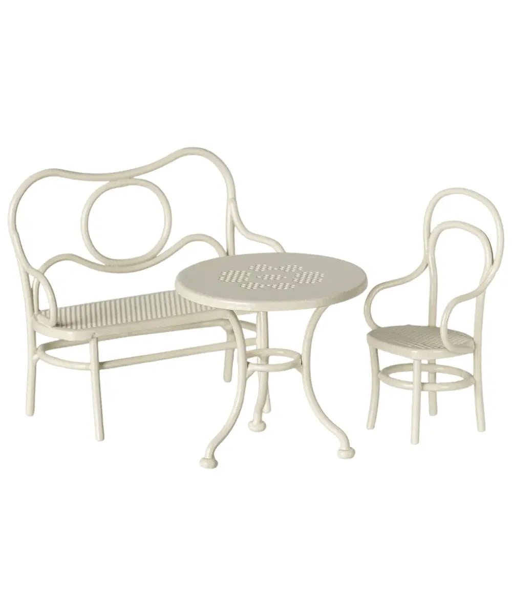 Mobilier de jardin miniature de Maileg sur fond blanc