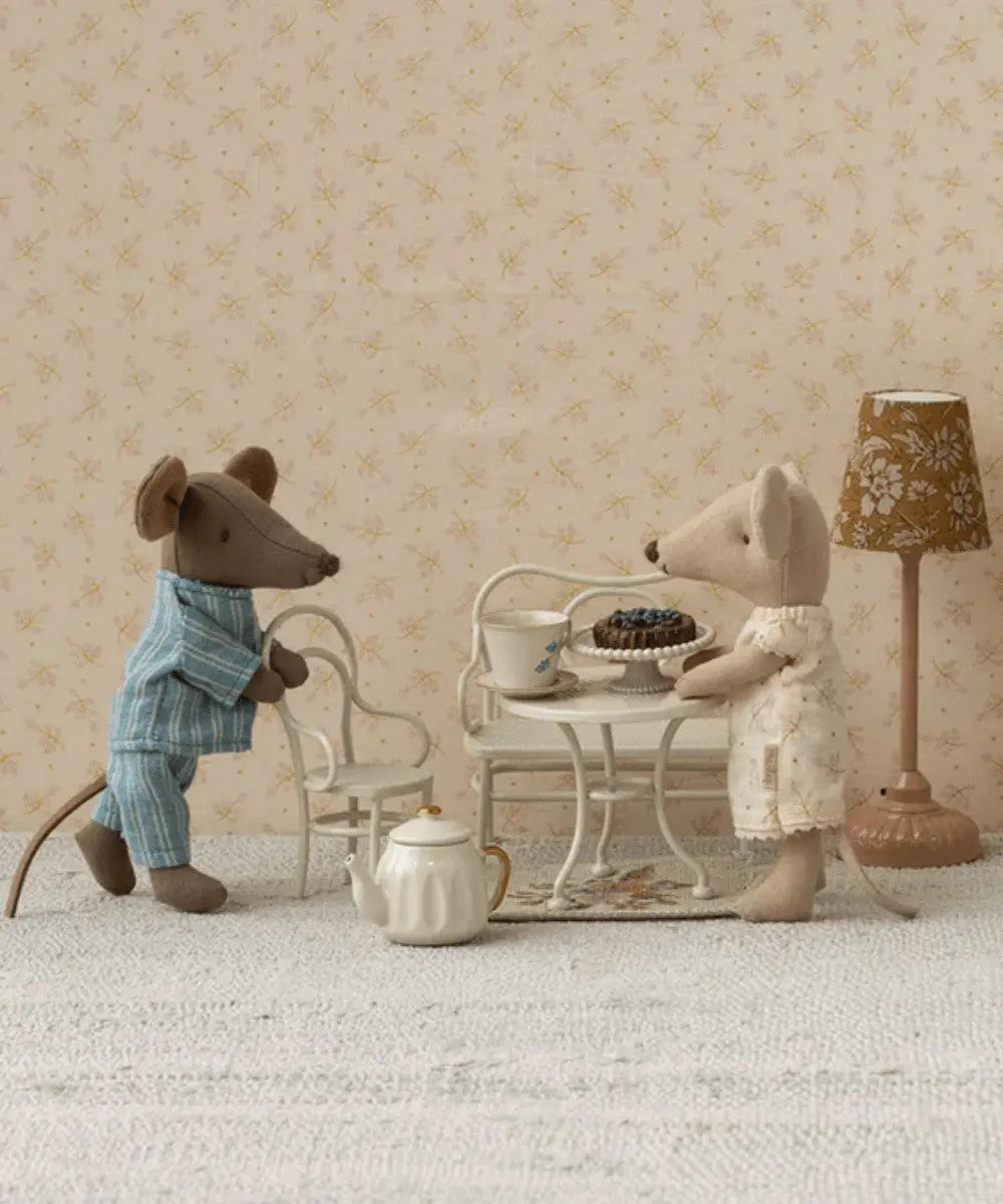 Mobilier de jardin miniature de Maileg en situation dans une maison de poupées