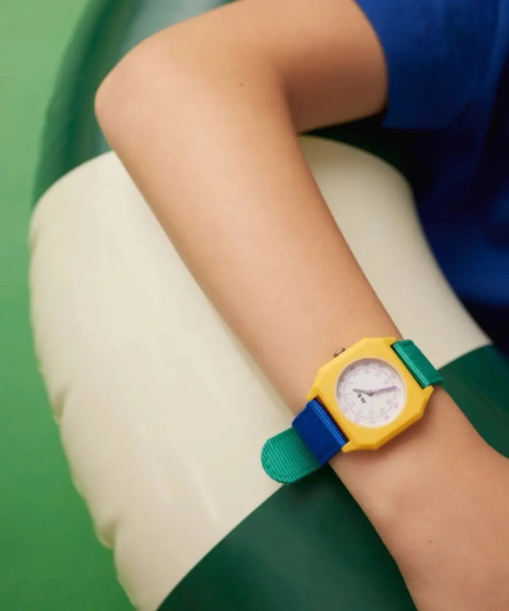Photo portée par un petit garçon de la Montre Banana Haven de la marque française Mini Kyomo