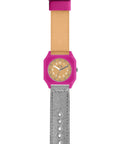 Montre Disco Mini Kyomo au cadran rétro coloré sur fond blanc
