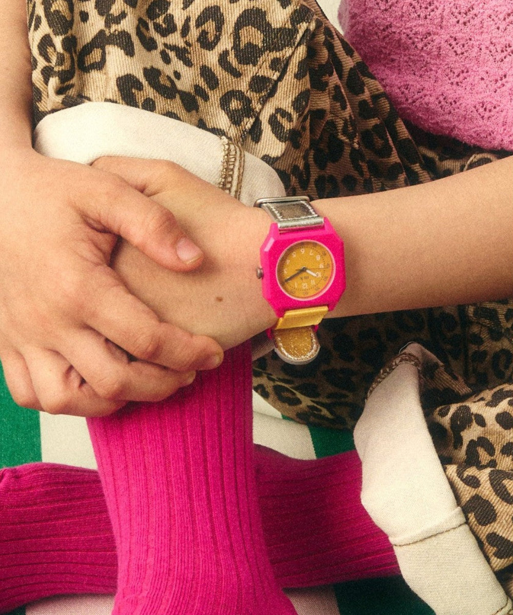 Montre Disco Mini Kyomo au cadran rétro coloré en situation