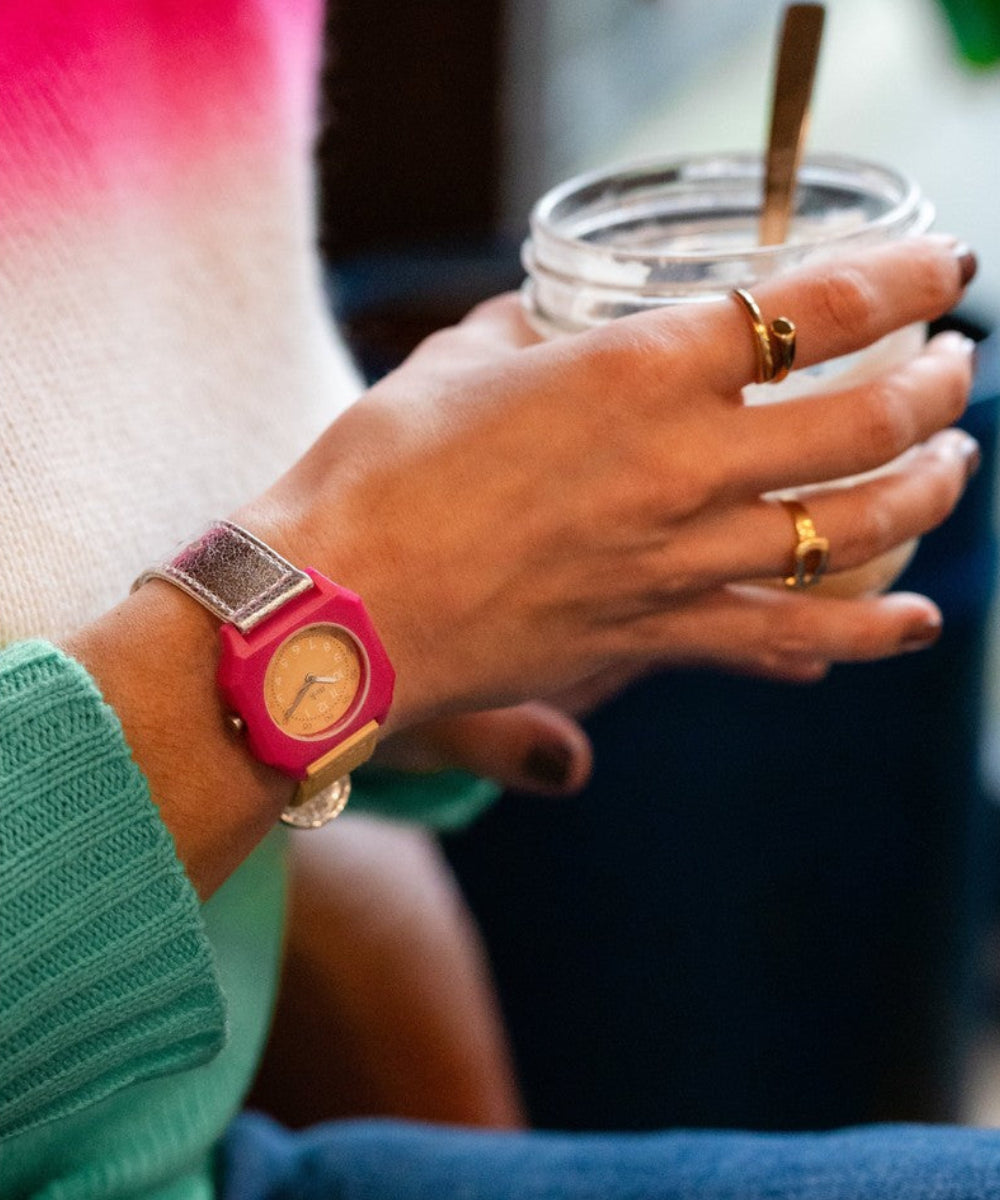 Montre Disco Mini Kyomo au cadran rétro coloré en situation