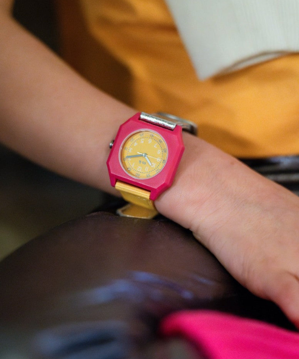 Montre Disco Mini Kyomo au cadran rétro coloré en situation