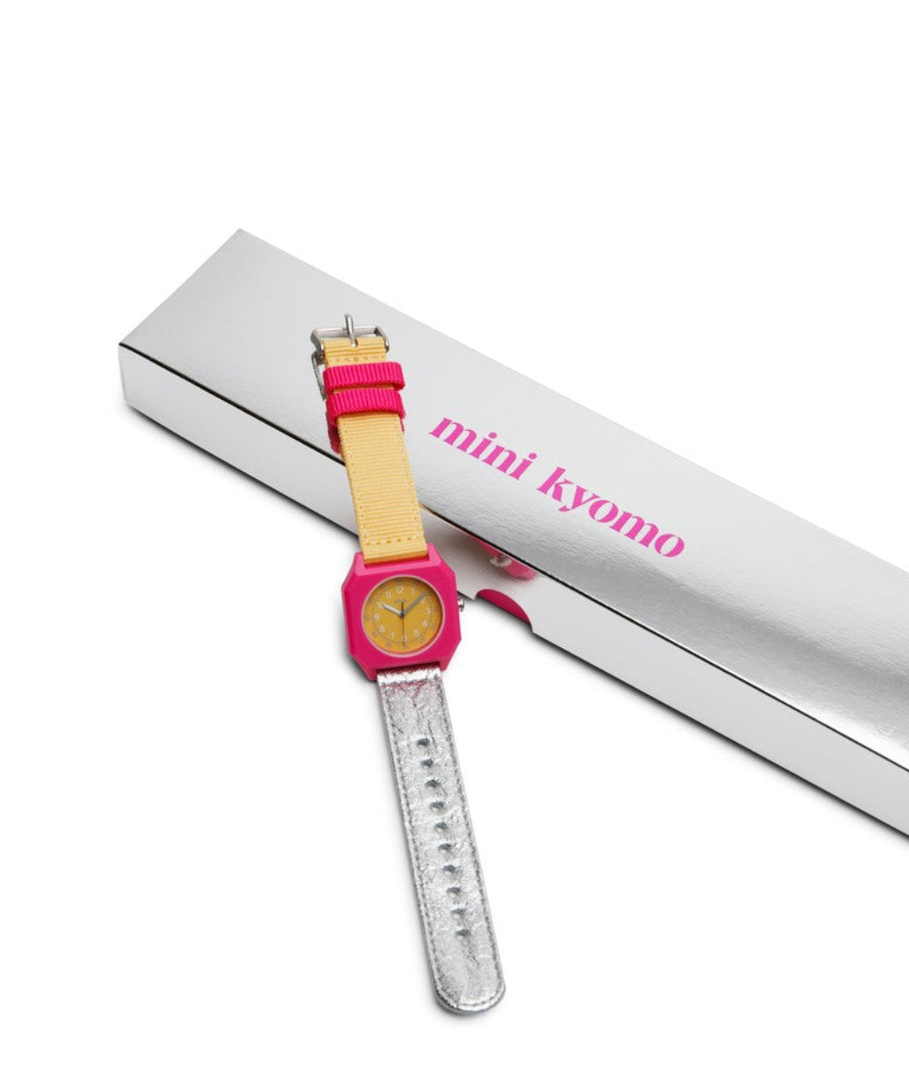 Montre Disco Mini Kyomo au cadran rétro coloré en situation