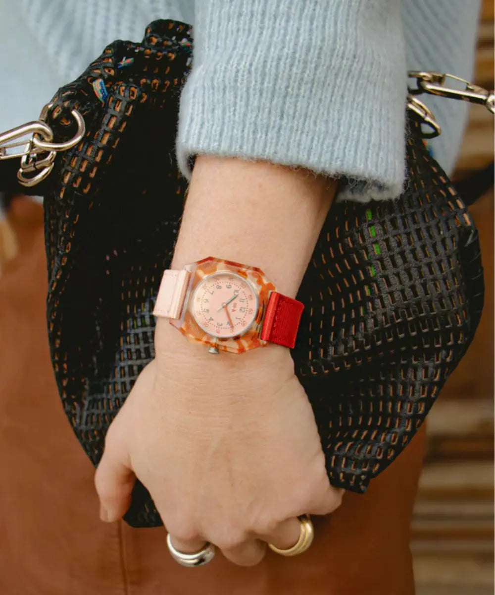 Montre pour femme beige cannelle minimaliste en plastique recyclé de la marque Mini Kyomo.