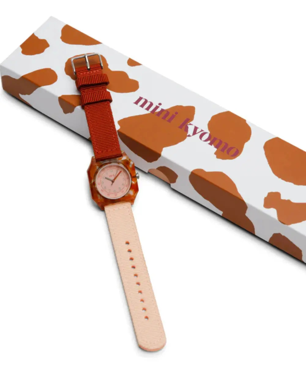 Montre pour femme beige cannelle minimaliste en plastique recyclé de la marque Mini Kyomo.