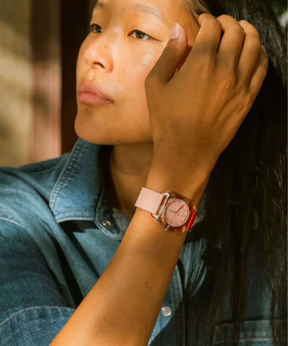 Montre pour femme beige cannelle minimaliste en plastique recyclé de la marque Mini Kyomo.