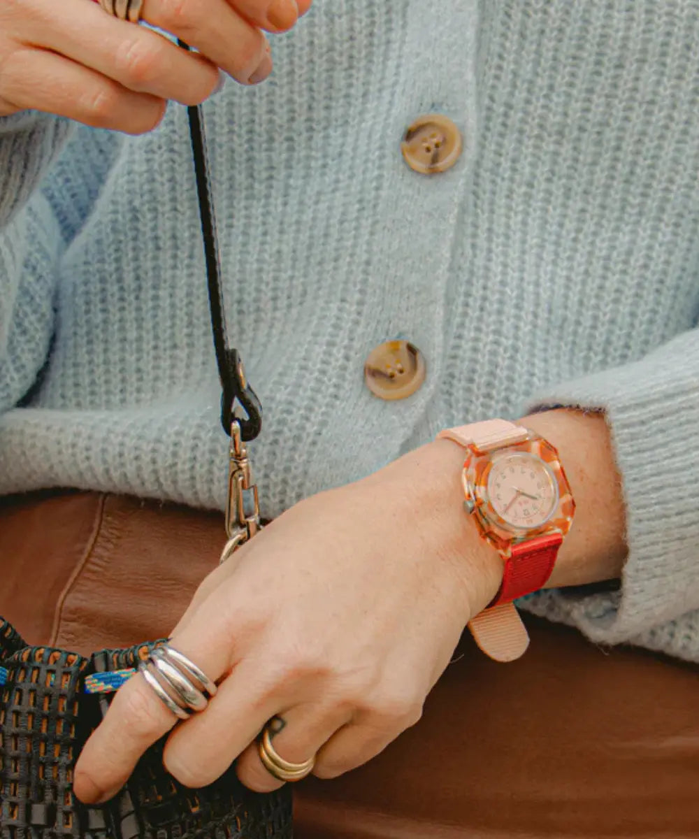 Montre pour femme beige cannelle minimaliste en plastique recyclé de la marque Mini Kyomo.