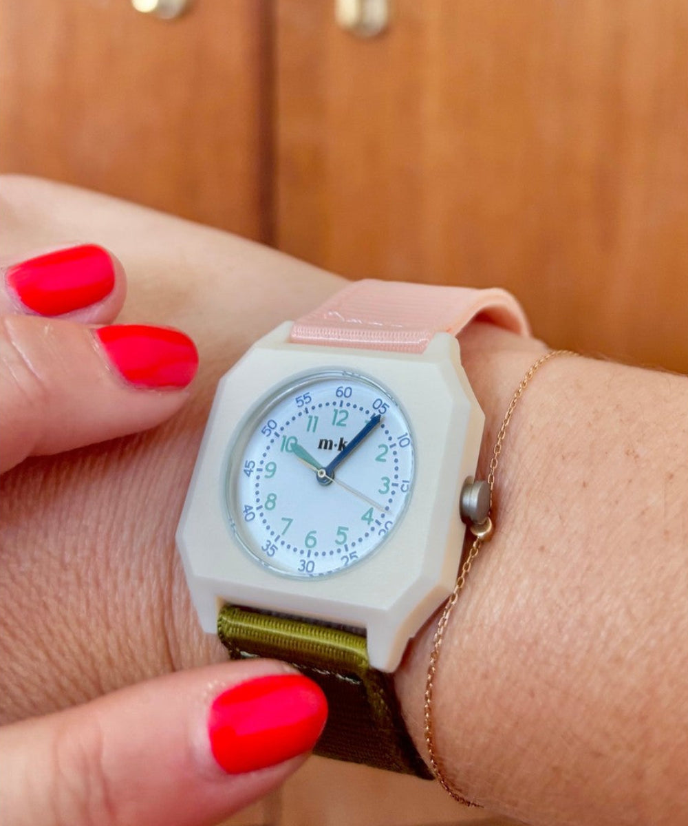 Montre Kaki Rose Pâle Mini Kyomo avec bracelet rose et kaki en situation