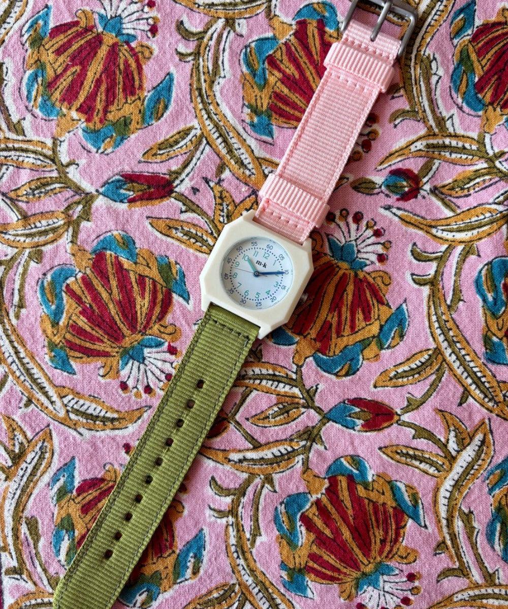 Montre Kaki Rose Pâle Mini Kyomo avec bracelet rose et kaki en situation