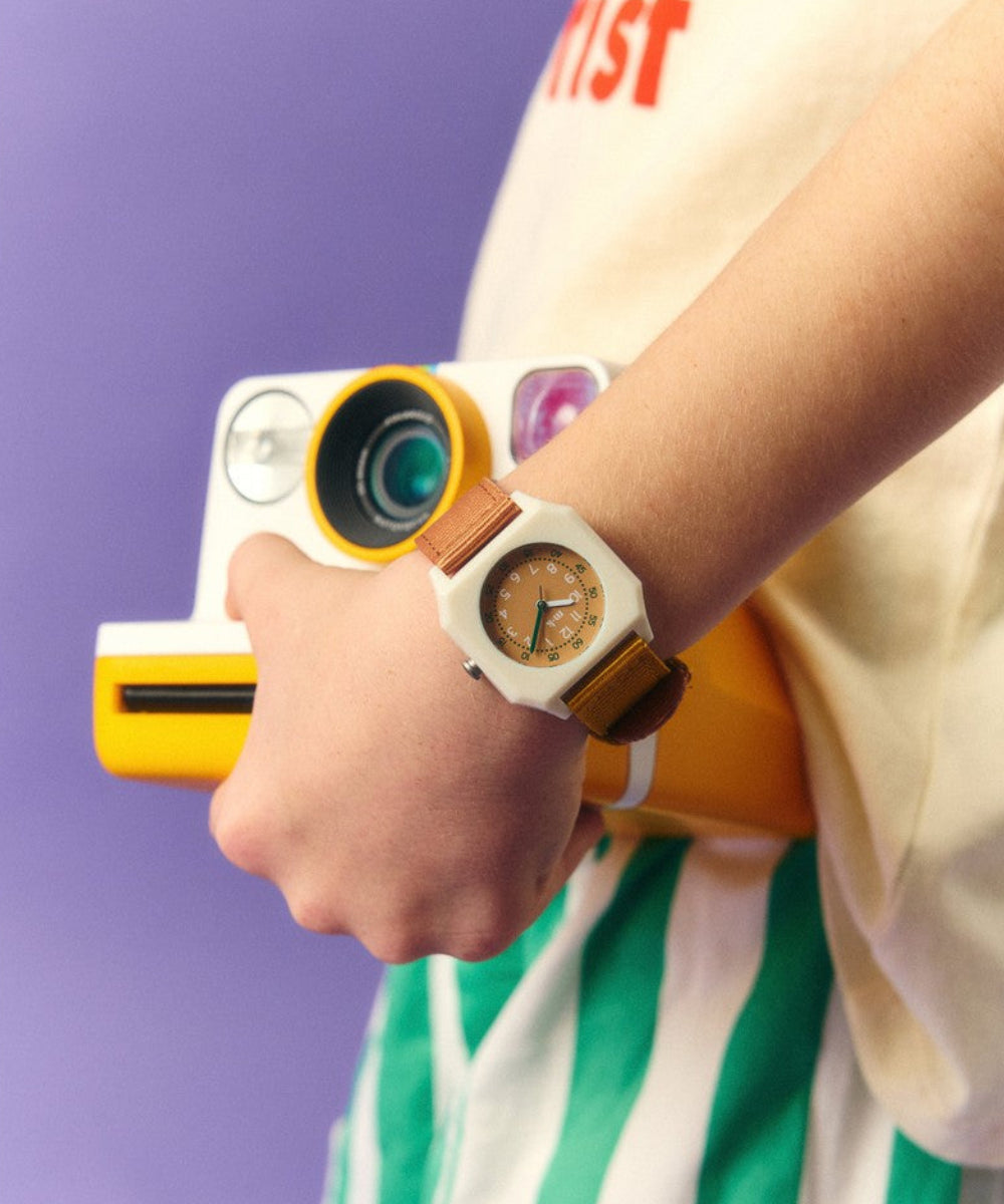 Montre Sunburn Mini Kyomo aux couleurs chaudes en situation
