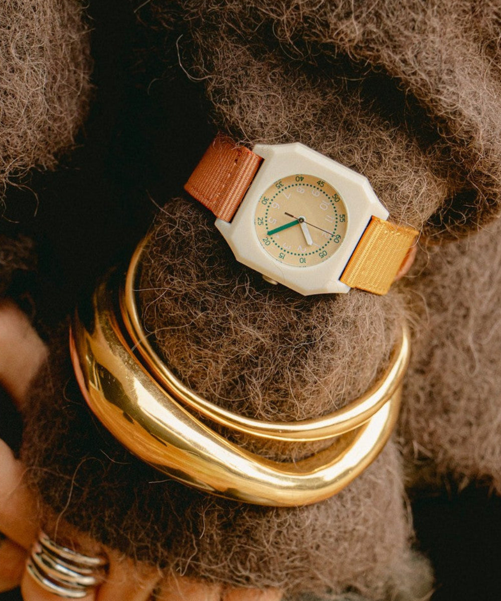 Montre Sunburn Mini Kyomo aux couleurs chaudes en situation