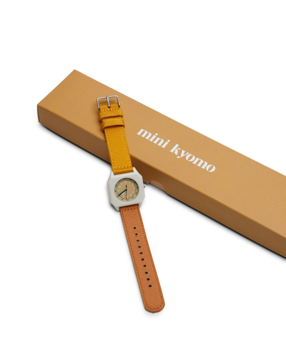 Montre Sunburn Mini Kyomo aux couleurs chaudes en situation