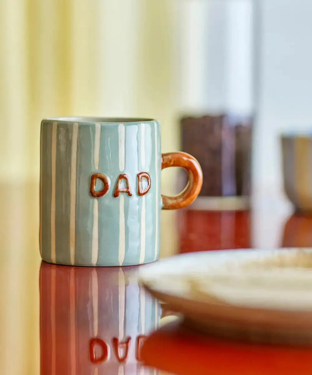 Mug Dad de Bloomingville posée sur la table d'un petit-déjeuner