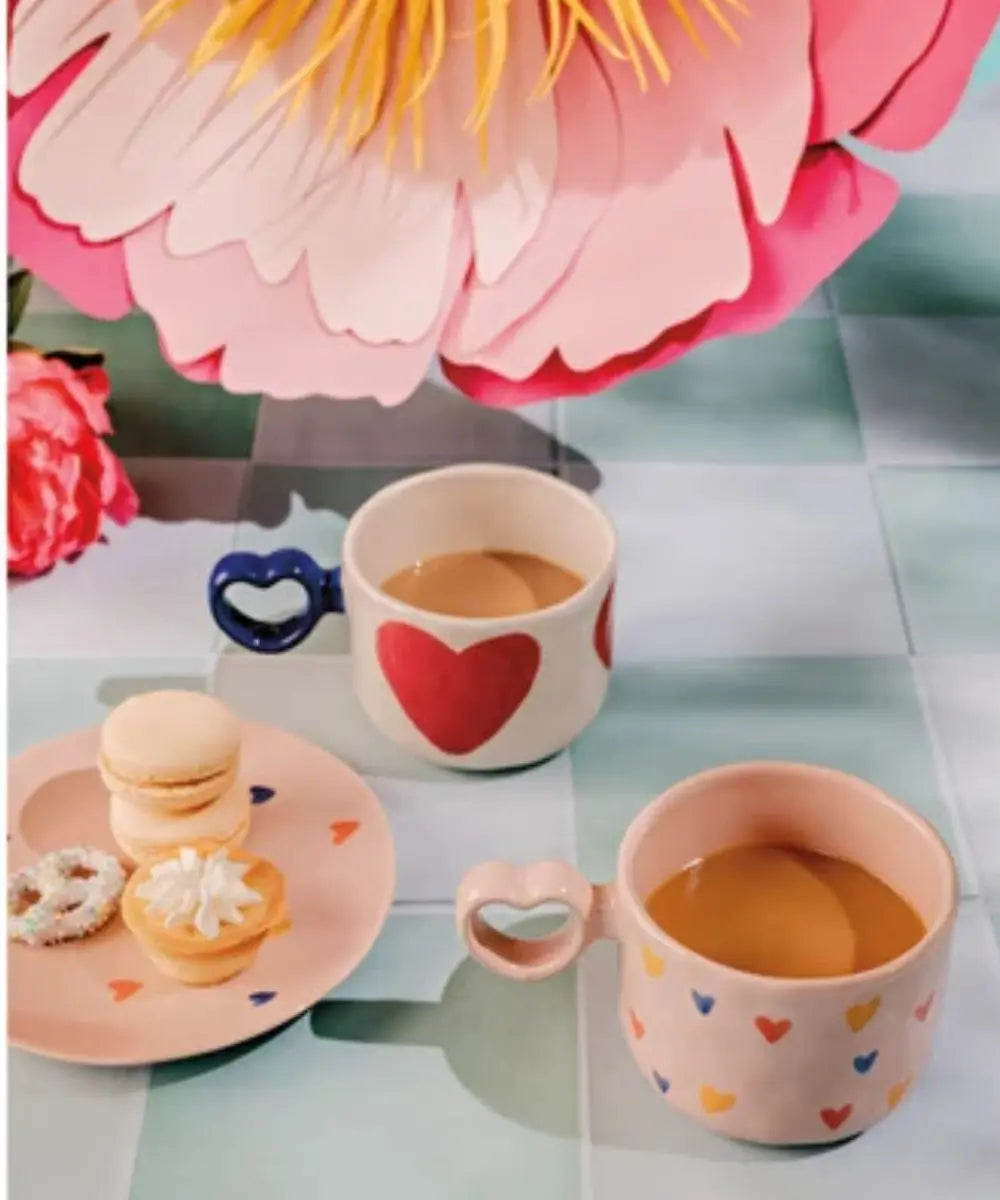 Mug en gres avec motifs cœurs pop colorés Big Love de la marque Danica Studio