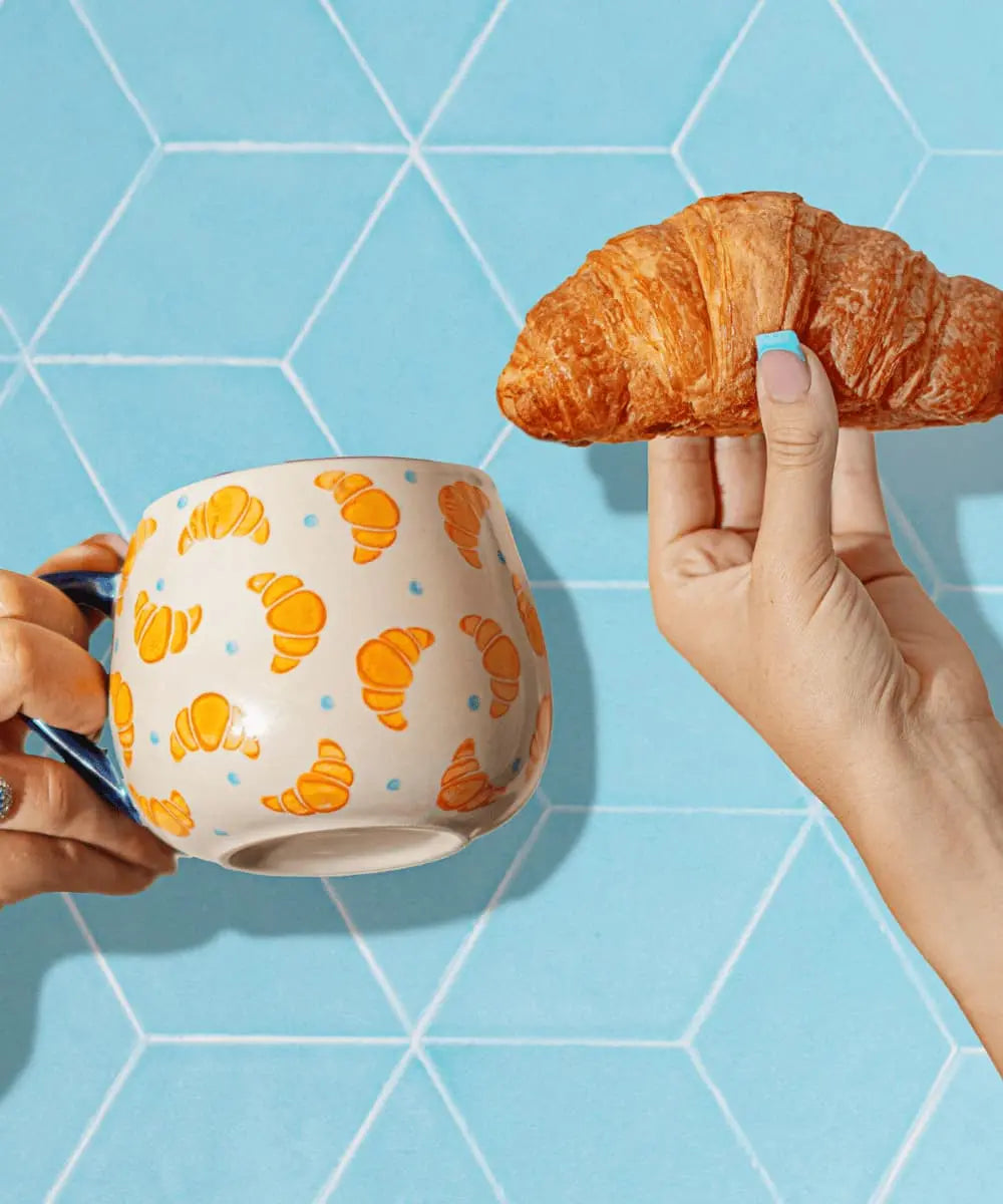 Le mug en grès Croissants est parfait pour le café du matin