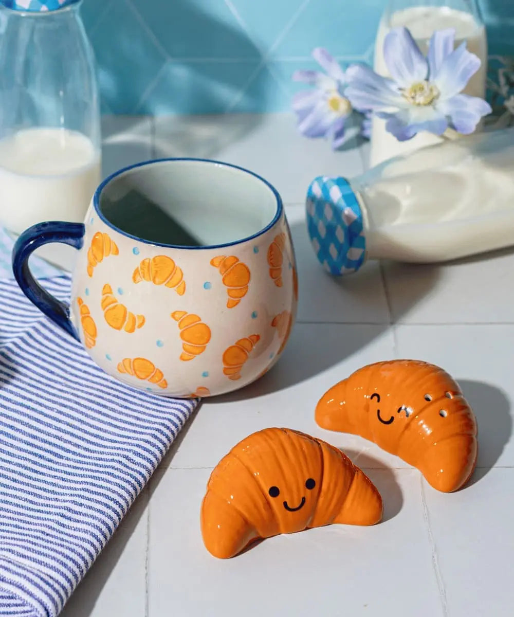 Mug croissants de Sass & Belle posé sur une table de petit-déjeuner