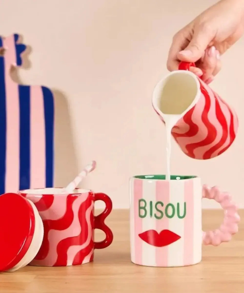Mug en céramique dolomite Bisou motif coloré Daniela de la marque Qué Rico.
