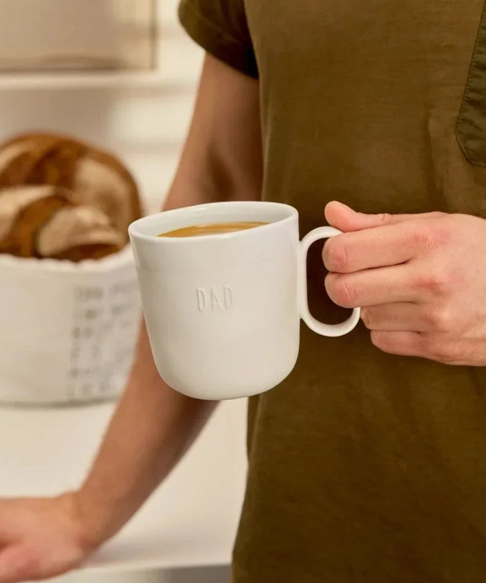 Gros plan en situation de Mug en porcelaine Cœur Dad de la marque Räder