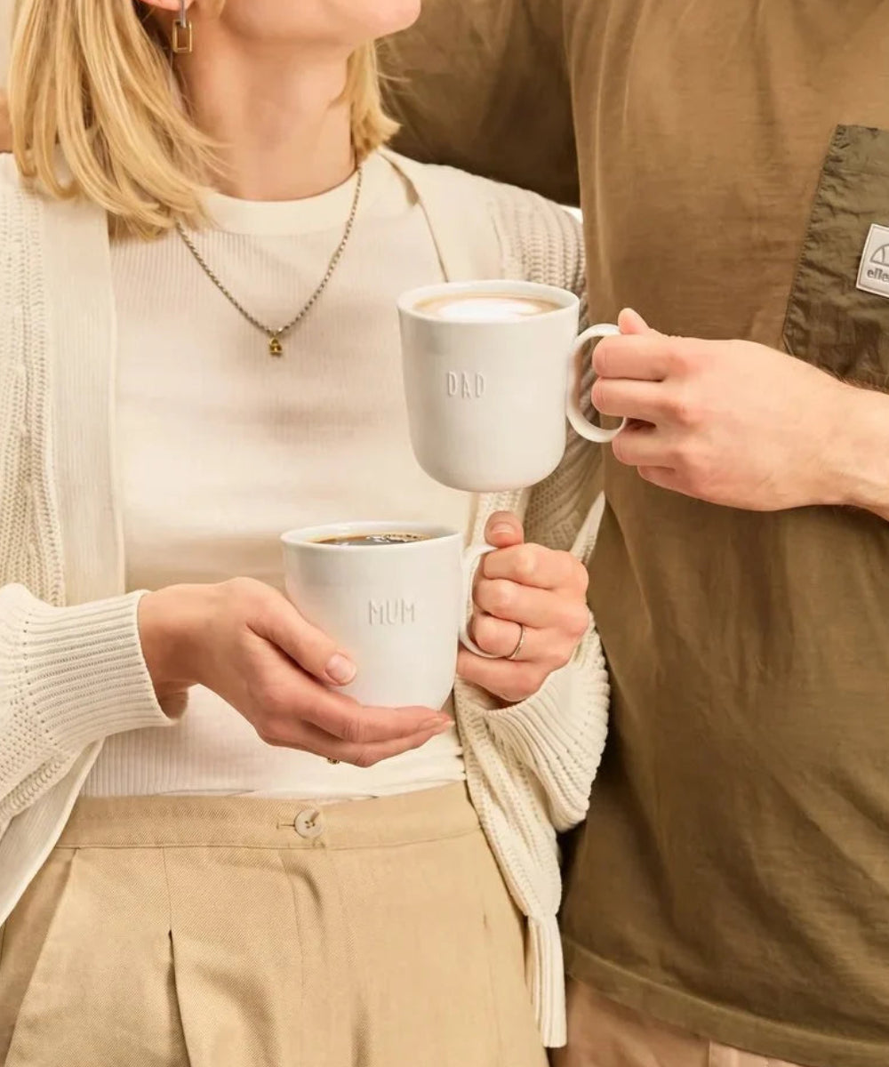 Gros plan en situation de Mug en porcelaine Cœur Dad de la marque Räder