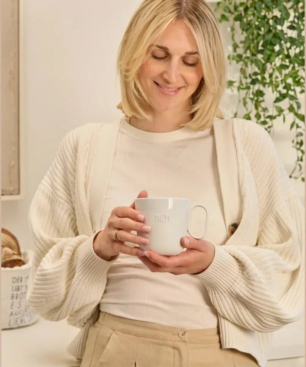 Gros plan en situation de Mug en porcelaine Cœur Mum de la marque Räder