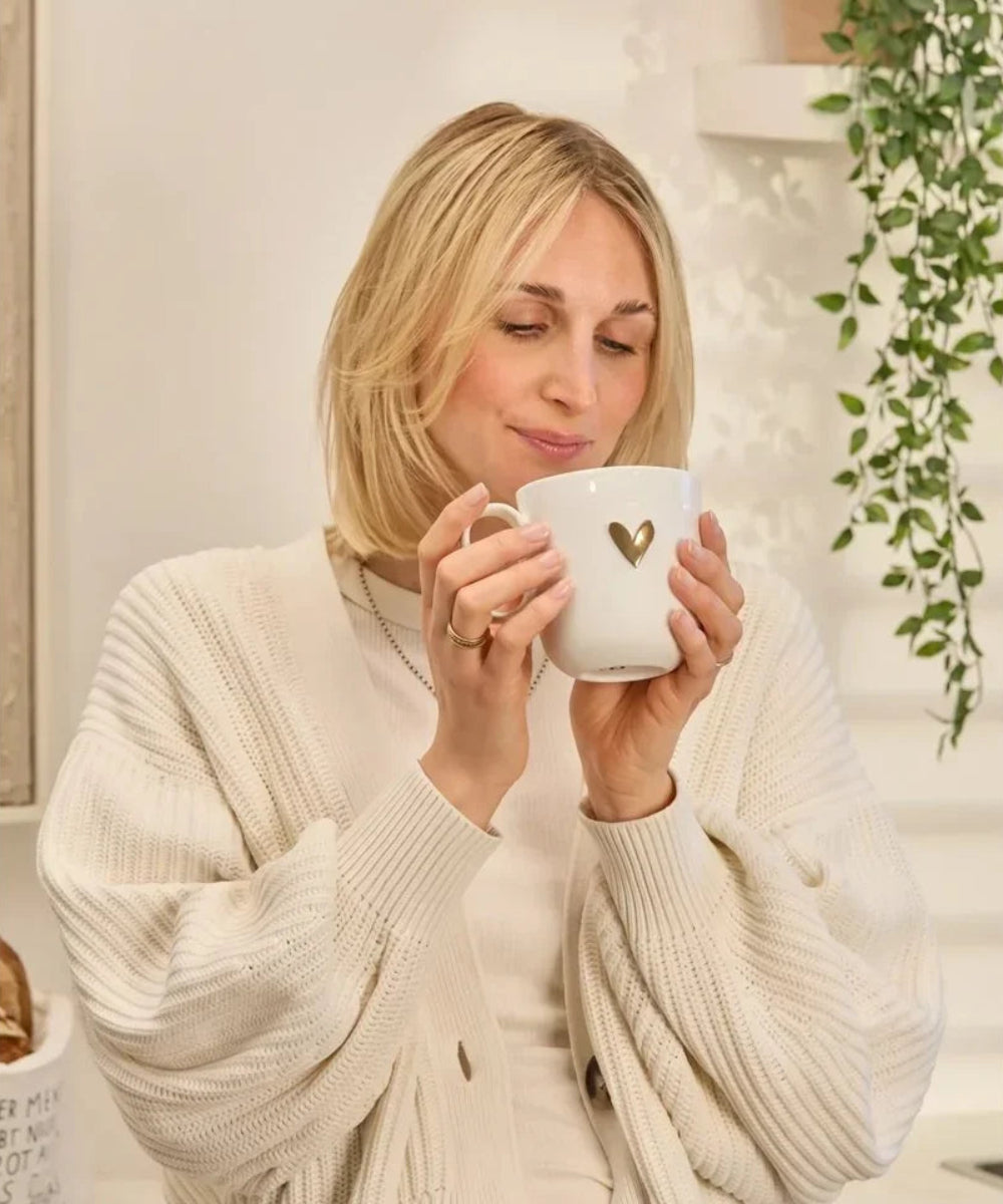 Gros plan en situation de Mug en porcelaine Cœur Mum de la marque Räder