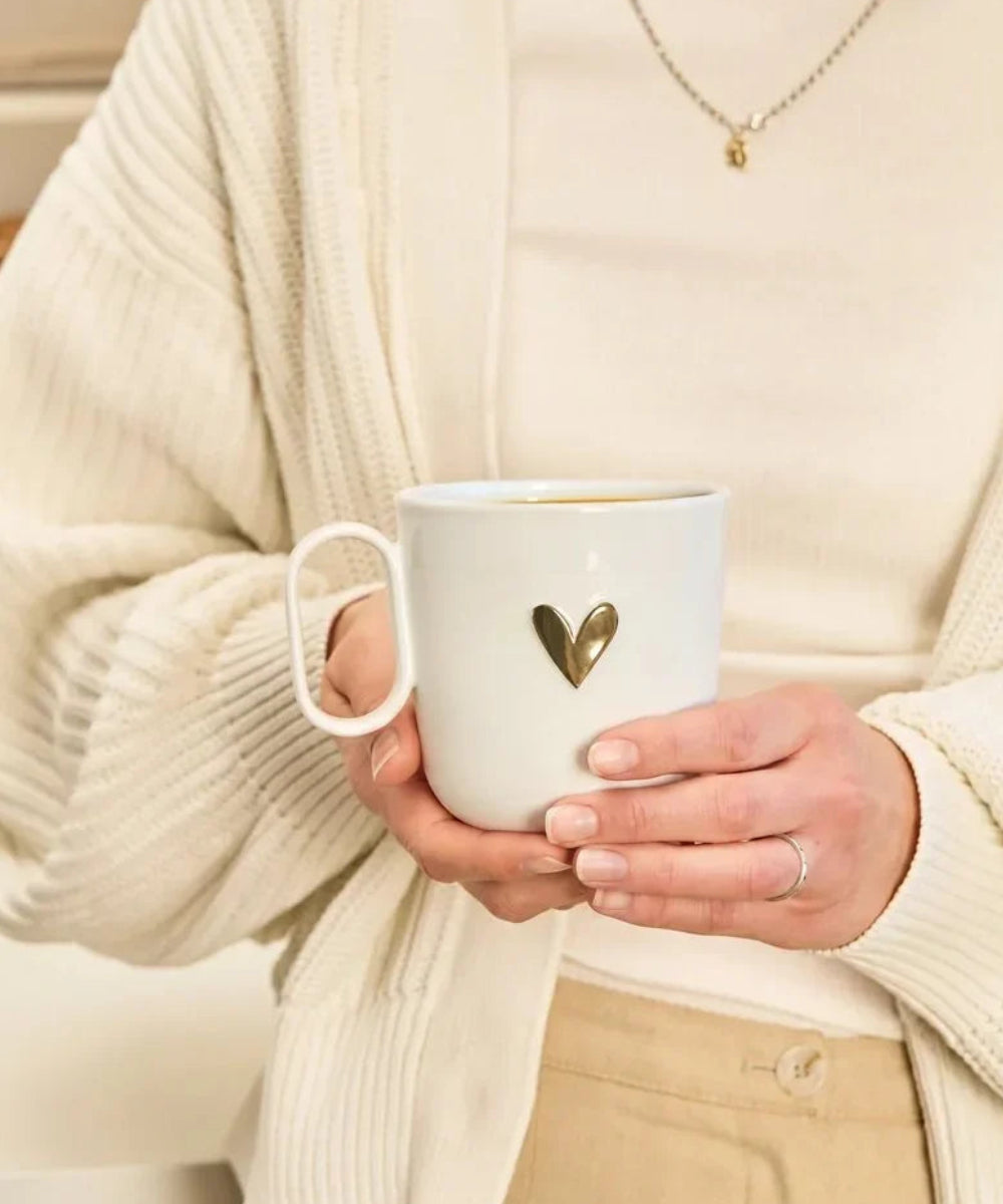 Gros plan en situation de Mug en porcelaine Cœur Mum de la marque Räder