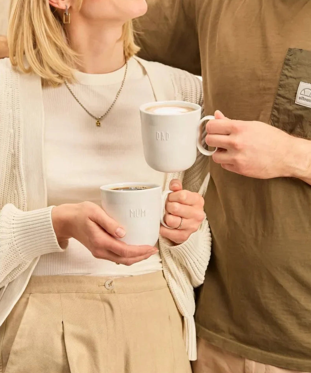 Gros plan en situation de Mug en porcelaine Cœur Mum de la marque Räder